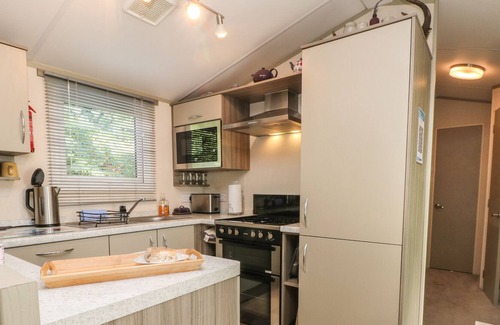 Leek Cabin | RUBYS RETREAT, with hot tub in Leek