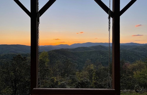 Purlear Cabin | Ruffinit at Buck Mountain-Breathtaking Views, Large Deck w/SIP, Wifi!
