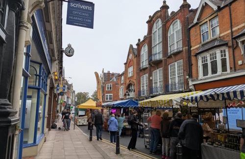 Rugby House | Rugby town centre house close to rugby train station and rugby school
