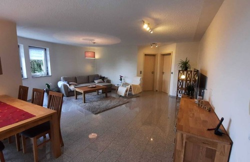 Hopfau Apartment | Ruhige und Sonnige Ferienwohnung mit Eigener Terrasse und Aussicht in die Natur