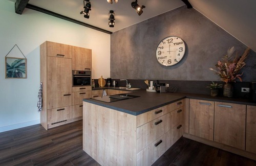 Elkeringhausen House | Ruim Sfeervol Appartement met Tuin Midden in de Natuur in de Buurt van Winterberg