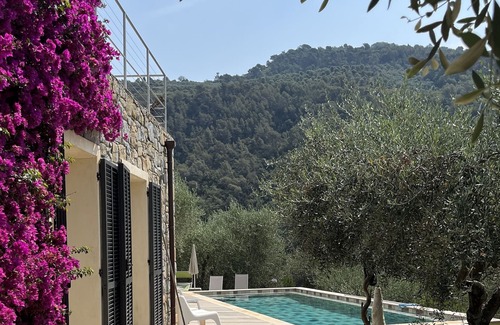 Dolceacqua Villa | Ruime villa met prachtig uitzicht en zwembad