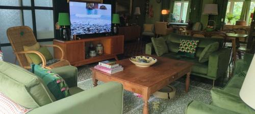 Kubutambahan Villa | Rumah TONTON, Charming cottage in a pop-art atmosphere