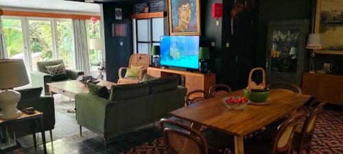 Kubutambahan Villa | Rumah TONTON, Charming cottage in a pop-art atmosphere