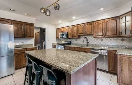 Addison House | Rumble In the JunglenCharming 3-bedroom house in nice Addison with AC, WiFi