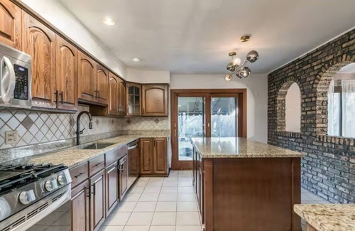Addison House | Rumble In the JunglenCharming 3-bedroom house in nice Addison with AC, WiFi