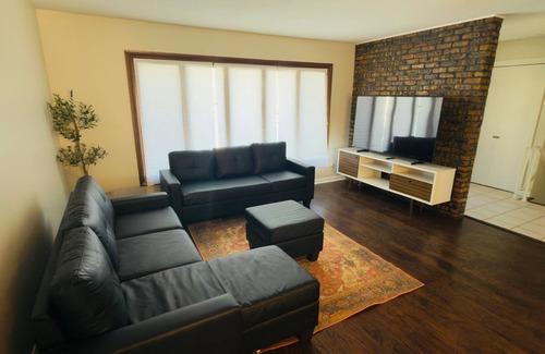 Addison House | Rumble In the JunglenCharming 3-bedroom house in nice Addison with AC, WiFi