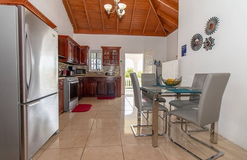 Runaway Bay Apartment | Runaway Bay Gem! Summ
