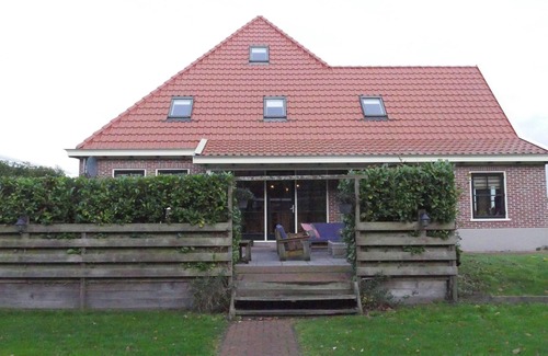 Schagerbrug Villa | Rural and detached group villa with hot tub