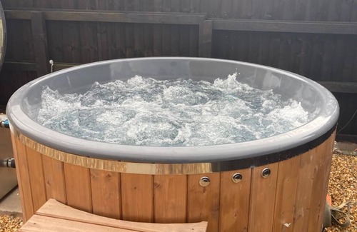 Whitchurch Cabin | Rural Cosy Cabin with Wood-Fired Hot Tub