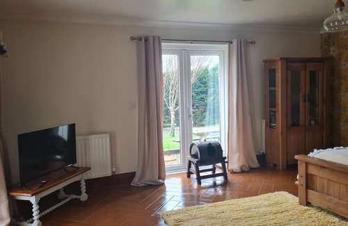 Capel Coch Cottage | Rural Cottage, Log Burner, Sky, 60 inch TV ,Early check in and large gardens