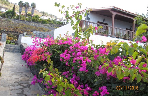 Los Quemados Cottage | Rural House in Fuencaliente, with beautiful views of the sea and the mountains