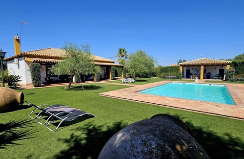Marchena House | Rural Holiday Home 'Azahares De Marchena' with Pool, Wi-Fi and Air Conditioning