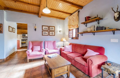 Castrejon de la Pena House | Rural House 'El Colono' with Mountain Views and Private Garden