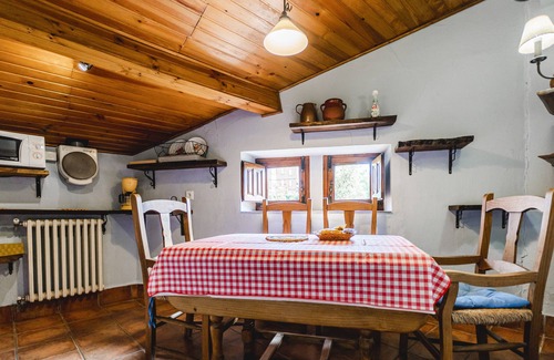 Castrejon de la Pena House | Rural House 'El Colono' with Mountain Views and Private Garden