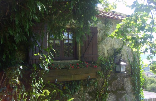 Bueu House | Rural house of the 18th century, overlooking the Aldán estuary.