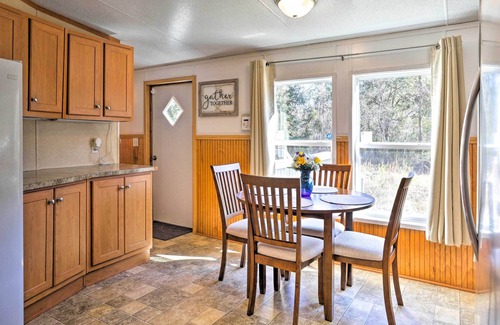 Bethera House | Rural Retreat w/ Deck: 25 Mi to Georgetown!
