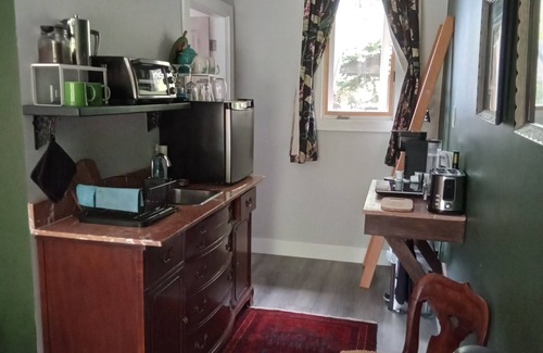 Regional District of Nanaimo Cottage | Rural setting, semi- detached suite , amenities close by