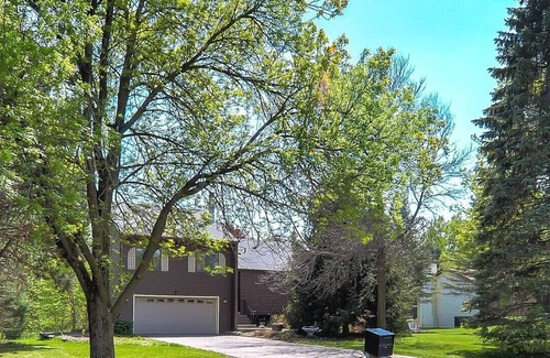 Lake Elmo House | Rural Setting with wildlife viewing, 10 mins to Saint Paul