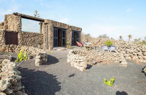 Tinajo Apartment | Rural Stone Cottage "Estudio Pu" with Volcano View, Garden & Wi-Fi