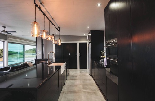 Raglan House | Rural Villa w/infinity pool & panoramic views