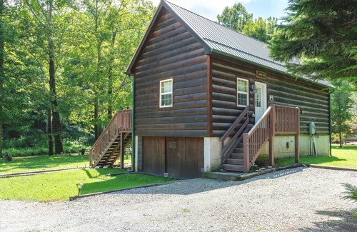 Deep Gap Cabin | Rushing Trout Stocked Creek in backyard. FIBER OPTICS WIFI Hot Tub!