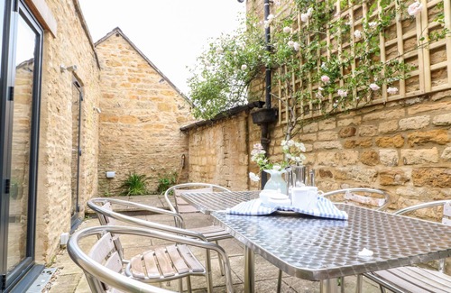 Moreton-in-Marsh Cottage | RUSKIN HOUSE, family friendly, with a garden in Moreton-In-Marsh