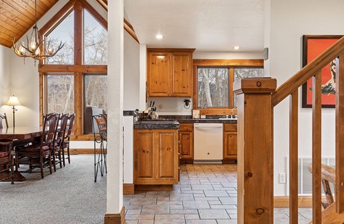 Mountain Village Cabin | Russell Home by AvantStay | Expansive Deck, Stunning Views & Hot Tub!