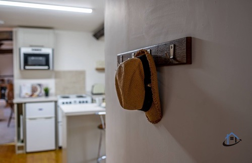 Caldecott Apartment | Rustic 2 bed flat, en-suite, parking, corporates