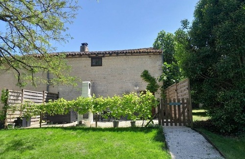 La Bataille House | Rustic 2 bed gite sleeps 4 near Chef Boutonne