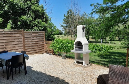 La Bataille House | Rustic 2 bed gite sleeps 4 near Chef Boutonne
