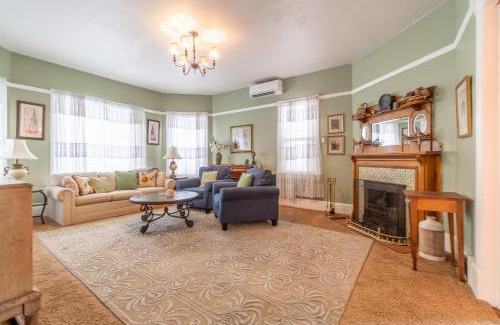 Downtown Reno Apartment | Rustic 2-Bedroom walking distance to Downtown