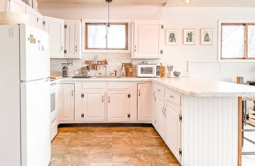 De Lancey Cabin | Rustic 2BR Summer Cabin Getaway with Stunning Mountain Views