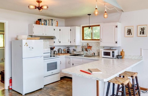 De Lancey Cabin | Rustic 2BR Summer Cabin Getaway with Stunning Mountain Views