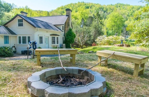 Hendersonville House | Rustic 3BR w/Private Pond + Firepit~Near Trails