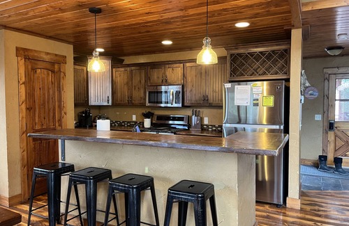 Deadwood Cabin | Rustic 4 bedroom cabin at Gilded Mountain, wifi, pool access, paved roads