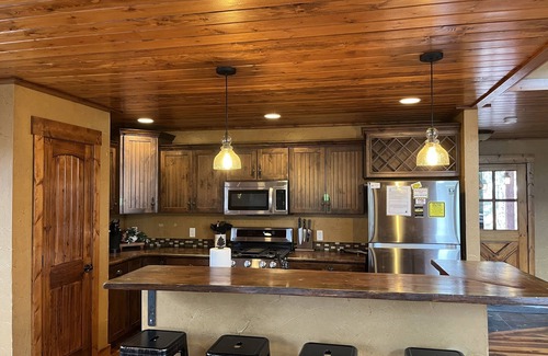 Deadwood Cabin | Rustic 4 bedroom cabin at Gilded Mountain, wifi, pool access, paved roads