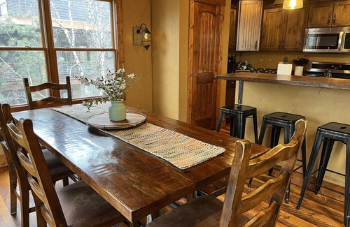 Deadwood Cabin | Rustic 4 bedroom cabin at Gilded Mountain, wifi, pool access, paved roads