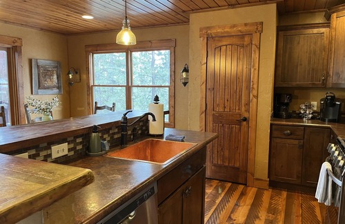 Deadwood Cabin | Rustic 4 bedroom cabin at Gilded Mountain, wifi, pool access, paved roads