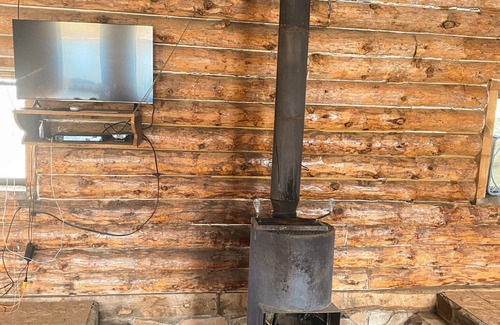 Rainsville Cabin | Rustic 4 bedroom cabin with pond on scenic ranch