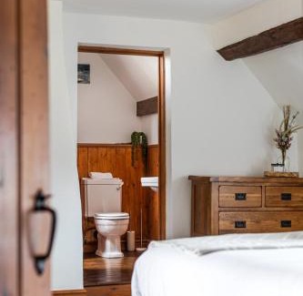 Snarestone House | Rustic 5 Bed Farm House in Derbyshire, sleeps 9