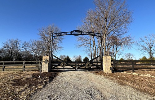 Centerville House | Rustic 6-Bed Barn Retreat – Sleeps 16 Fire Pit
