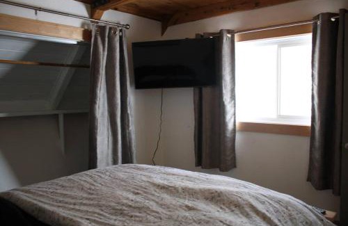 Oak Harbor Ski Chalet | Rustic A-Frame hot tub retreat near Deception Pass