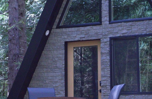 Regional District of Nanaimo Cabin | Rustic AFrame Tiny Home, Minutes from stunning waterfalls and beautiful beaches!