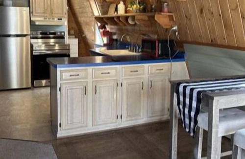 Laurens Apartment | Rustic and charming apartment above detached log garage. 10 mins from A.S.V.