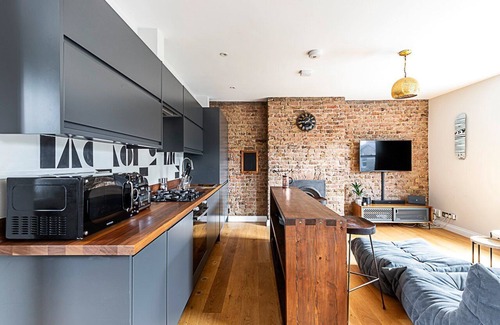 Brixton Hill Apartment | Rustic and Contemporary Haven in Brixton