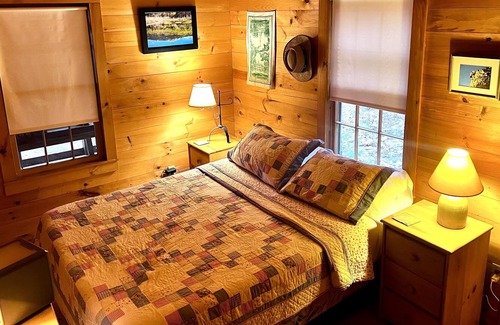 Jaffrey Cottage | Rustic and cozy lakeside cottage