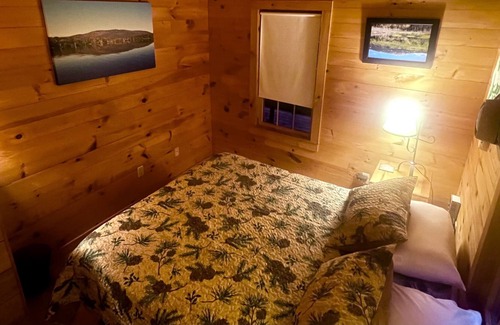 Jaffrey Cottage | Rustic and cozy lakeside cottage