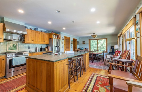 Pittsfield House | Rustic and luxurious 4 bedroom house on secluded NH lake!