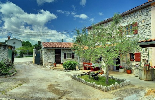 Orihi House | Rustic and modern stone finca with two parking spaces on the property and covered terrace